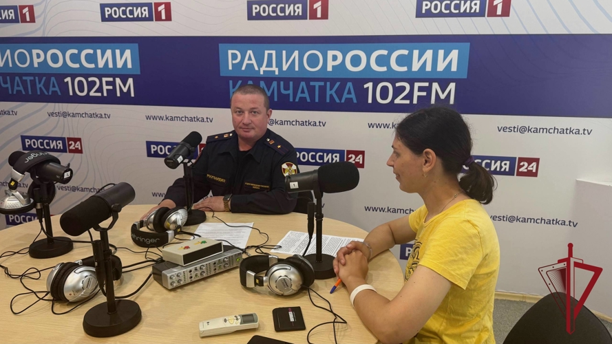 О службе во вневедомственной охране рассказал офицер Росгвардии в студии ГТРК «Камчатка»