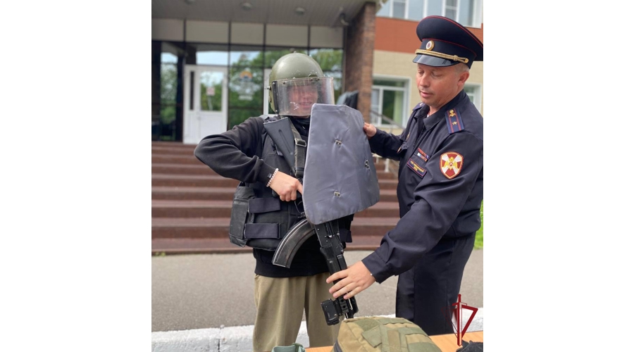 На Камчатке росгвардейцы продолжают знакомить подрастающее поколение с особенностями службы