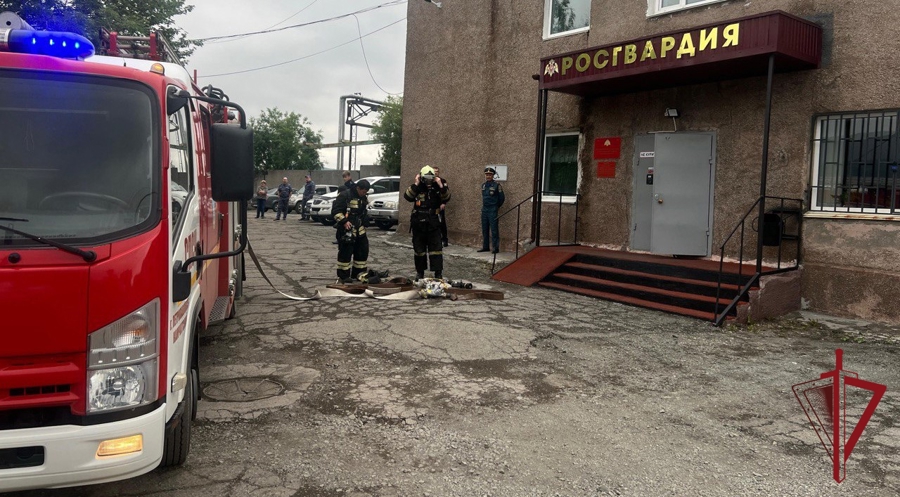 Росгвардия и МЧС России провели совместные занятия по тушению пожара на Камчатке