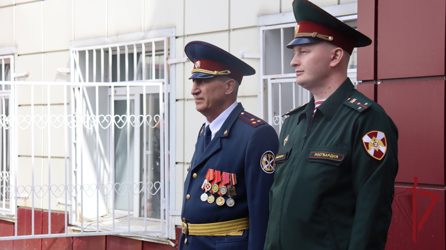 Офицер Росгвардии поздравил камчатских школьников с Днем знаний