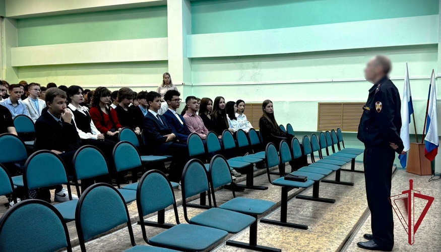 Камчатские школьники узнали о противодействии экстремизму и терроризму от офицера Росгвардии