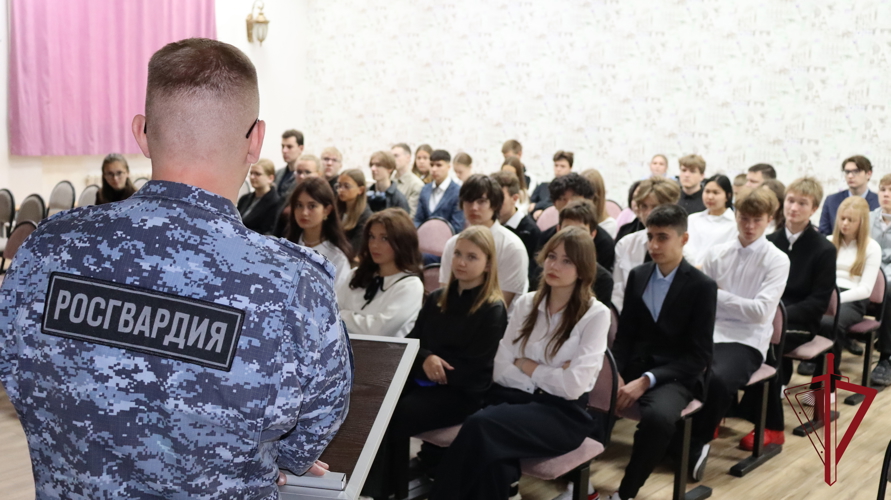 Камчатские школьники узнали о службе в Росгвардии на уроке мужества
