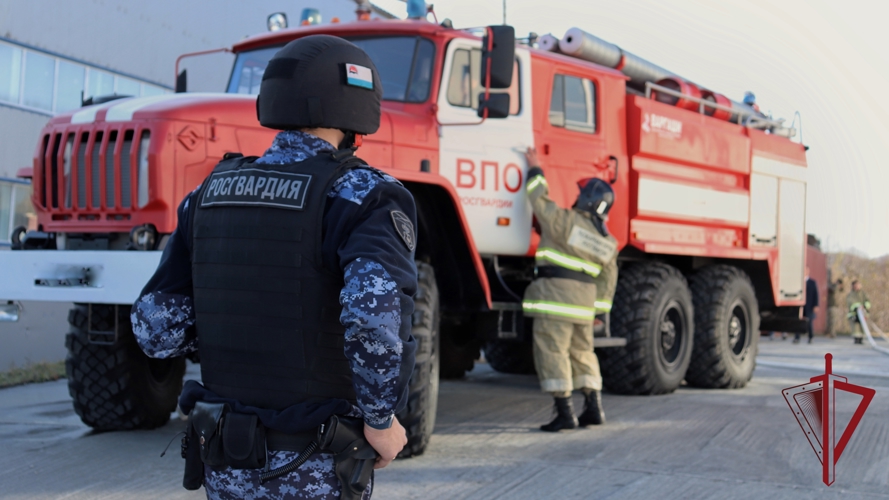 Совместные занятия Росгвардии и МЧС России на Камчатке: отработка действий при пожаре