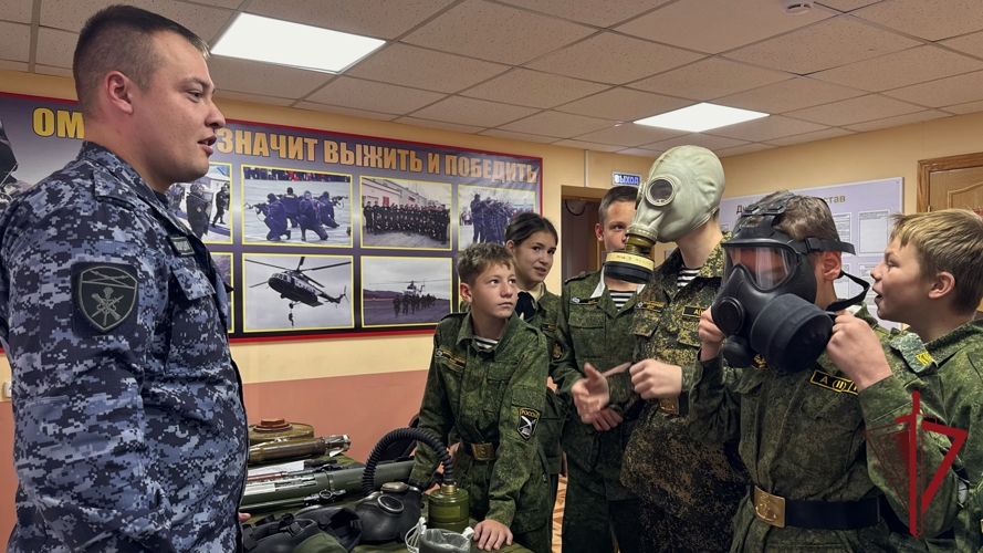 Росгвардия открыла двери для камчатских школьников