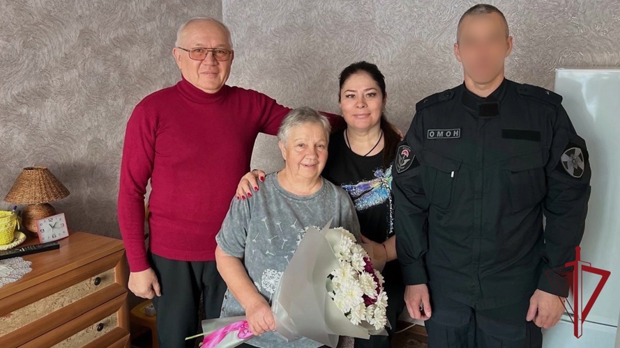 Камчатские росгвардейцы в День матери: память о героях и поддержка их семей