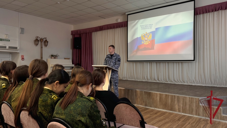 День Конституции на Камчатке: росгвардейцы провели урок мужества для школьников