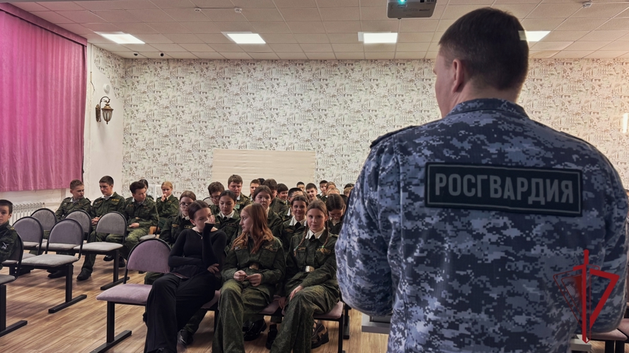 День Конституции на Камчатке: росгвардейцы провели урок мужества для школьников