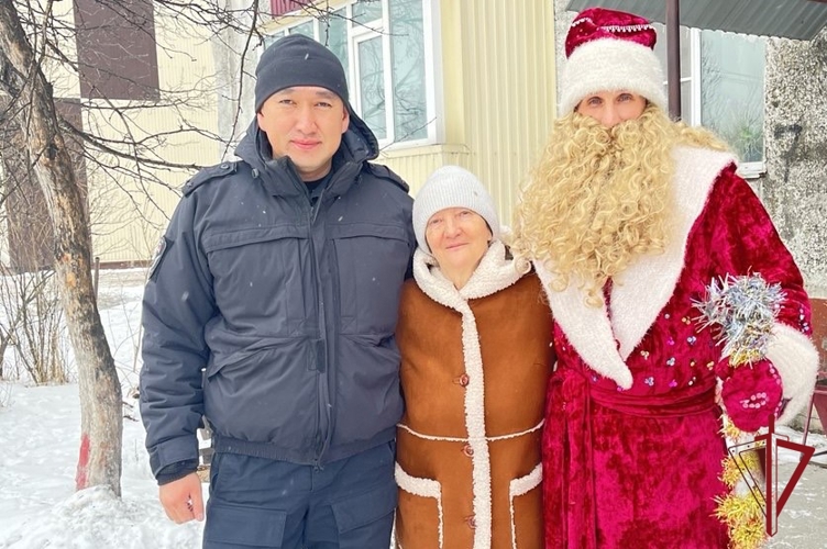 На Камчатке росгвардейцы поздравили матерей погибших товарищей с Новым годом