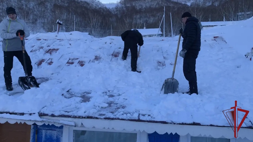 На Камчатке росгвардейцы помогают жителям справиться с последствиями циклона
