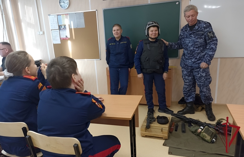 Камчатские росгвардейцы рассказали школьникам о службе и истории ведомства
