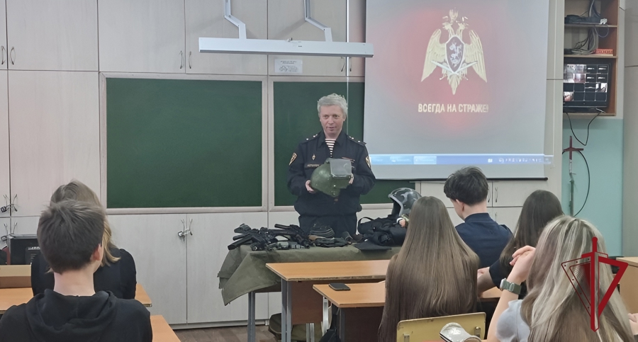 Камчатские росгвардейцы рассказали школьникам о службе и истории ведомства