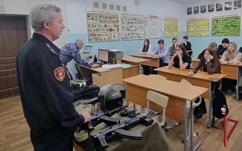 Камчатские росгвардейцы рассказали школьникам о службе и истории ведомства
