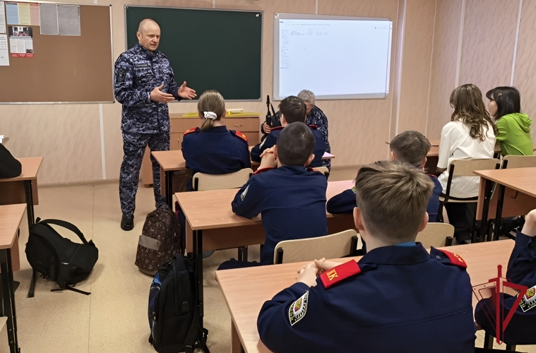 Камчатские росгвардейцы рассказали школьникам о службе и истории ведомства