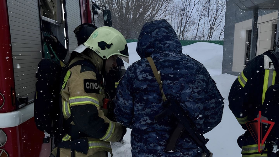 Росгвардия и МЧС России на Камчатке: отработка слаженных действий при пожаре