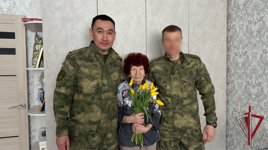На Камчатке росгвардейцы поздравили матерей погибших сотрудников с 8 марта