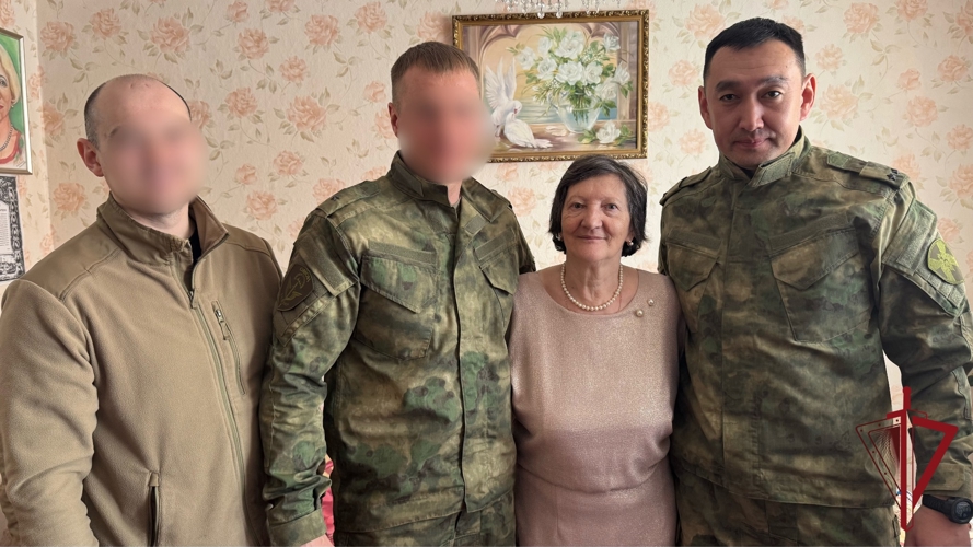 На Камчатке росгвардейцы поздравили матерей погибших сотрудников с 8 марта