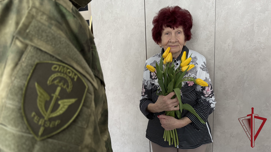 На Камчатке росгвардейцы поздравили матерей погибших сотрудников с 8 марта