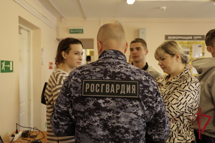 Офицеры вневедомственной охраны Росгвардии на Камчатке проводят профориентационные встречи для школьников и студентов