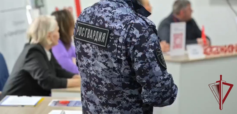 На Камчатке Росгвардия приняла участие в ярмарке вакансий для выпускников колледжа