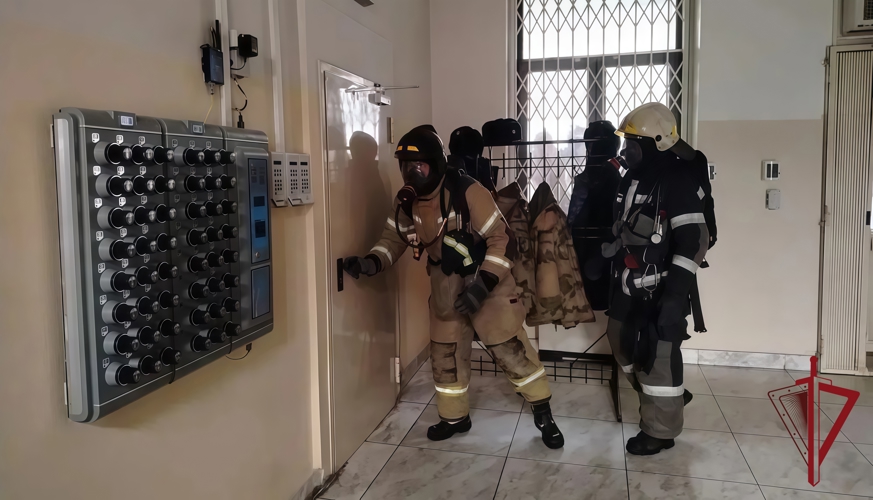 На Камчатке Росгвардия и МЧС России отработали действия при пожаре в здании