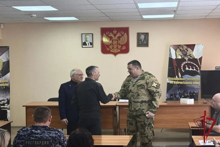 На Камчатке наградили сотрудников и ветеранов Росгвардии памятными медалями