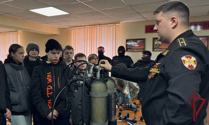  На Камчатке дети участников СВО побывали в гостях у сотрудников ОМОН «Гейзер» Росгвардии