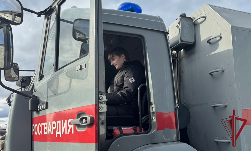  На Камчатке дети участников СВО побывали в гостях у сотрудников ОМОН «Гейзер» Росгвардии