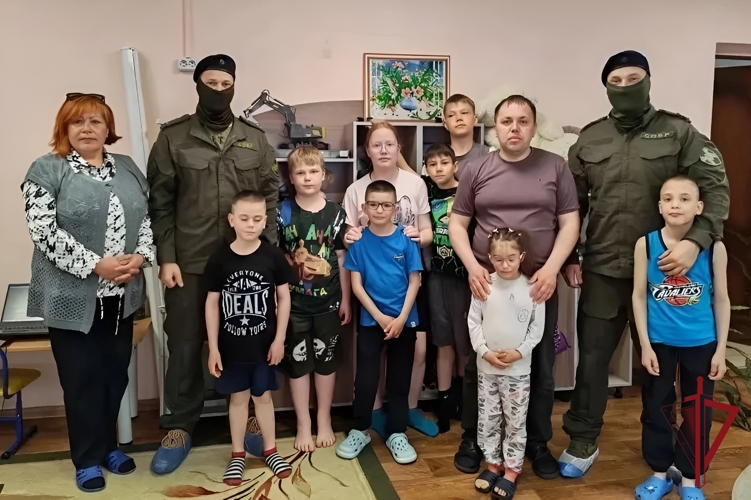На Камчатке росгвардейцы поздравили воспитанников центра «Радуга» с Днем защиты детей