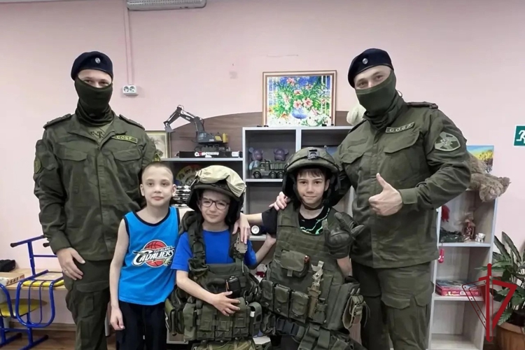 На Камчатке росгвардейцы поздравили воспитанников центра «Радуга» с Днем защиты детей