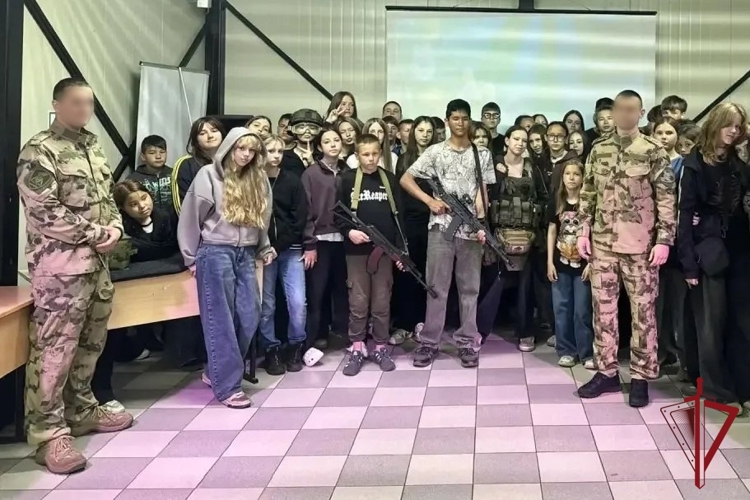 На Камчатке росгвардейцы провели акцию «Каникулы с Росгвардией» для воспитанников лагеря «Альбатрос»