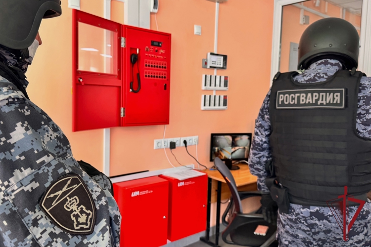 На Камчатке росгвардейцы приняли участие во Всероссийских учениях в образовательных учреждениях