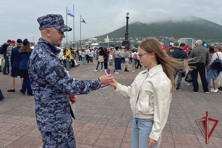 На Камчатке росгвардейцы приняли участие в праздновании Дня Государственного флага России