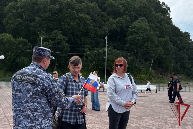 На Камчатке росгвардейцы приняли участие в праздновании Дня Государственного флага России