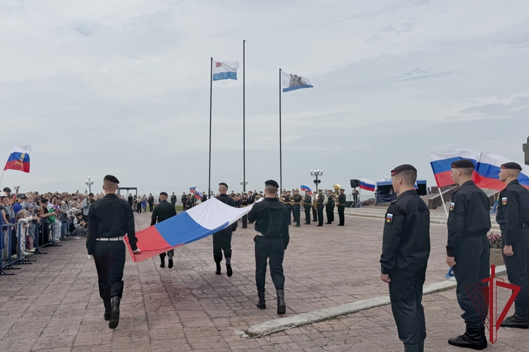 На Камчатке росгвардейцы приняли участие в праздновании Дня Государственного флага России