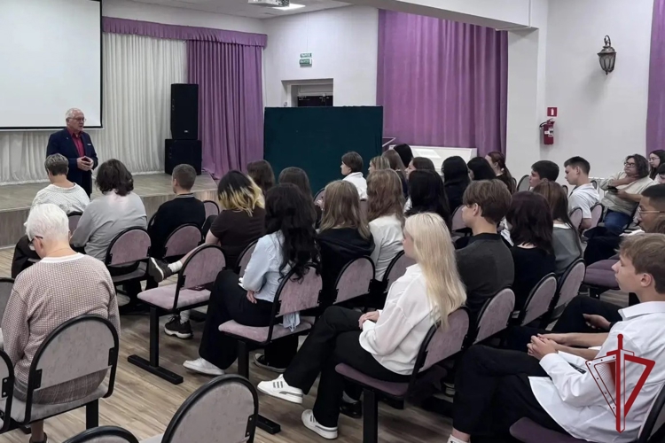 На Камчатке ветеран Росгвардии провел «Урок мужества» в честь окончания Второй мировой войны