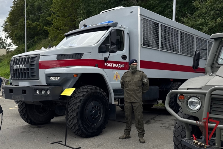 На Камчатке Росгвардия представила выставку вооружения и спецтехники (ВИДЕО)