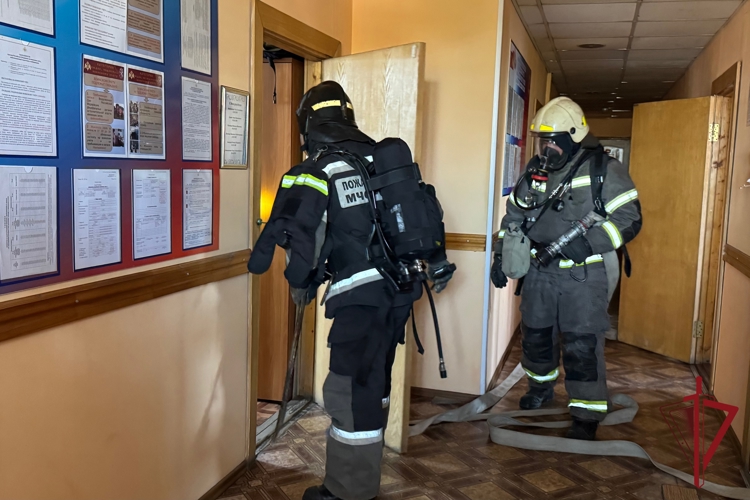 На Камчатке прошли совместные учения Росгвардии и МЧС по ликвидации пожара