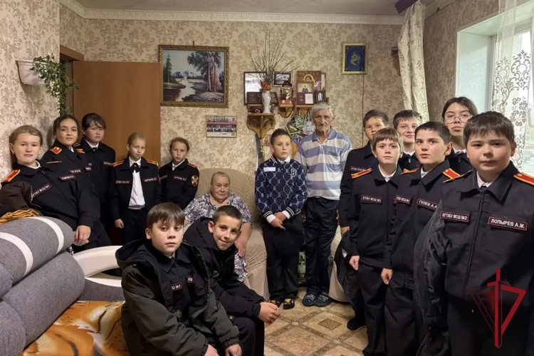 Память поколений: на Камчатке кадеты Росгвардии навестили семью героя