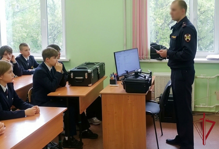 В Петропавловске-Камчатском росгвардейцы провели для школьников урок по безопасности