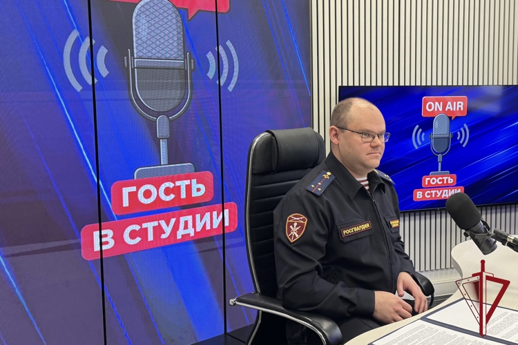 На Камчатке офицер Росгвардии рассказал о цифровом контроле за оборотом оружия в эфире радиостанции
