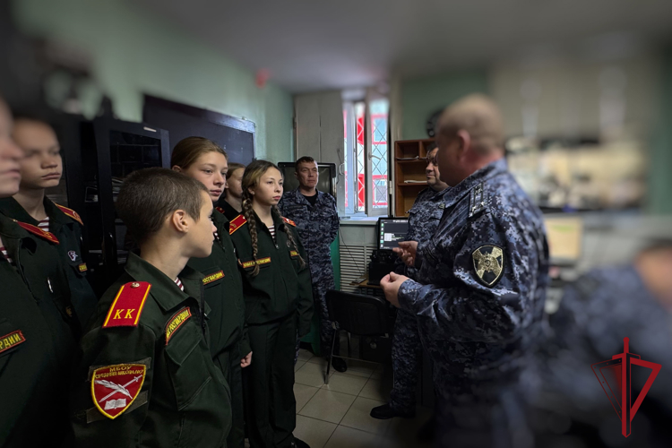 Росгвардия провела День открытых дверей для камчатских школьников