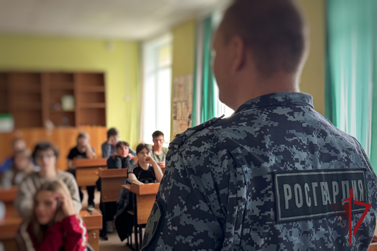 В Петропавловске-Камчатском офицер Росгвардии провел Урок мужества для школьников